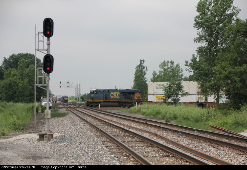 CSX 5320 leads l015